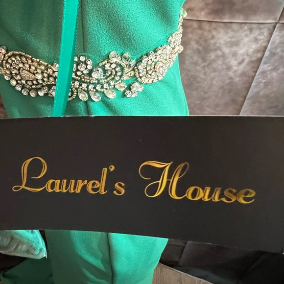 Abby Paris NWT Emerald Green Formal Gown with Rhinestone Belt. Size 2 - Picture 6 of 9